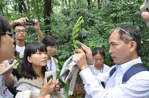 廖文波教授边书写植物名称边向营员描述其品种特征