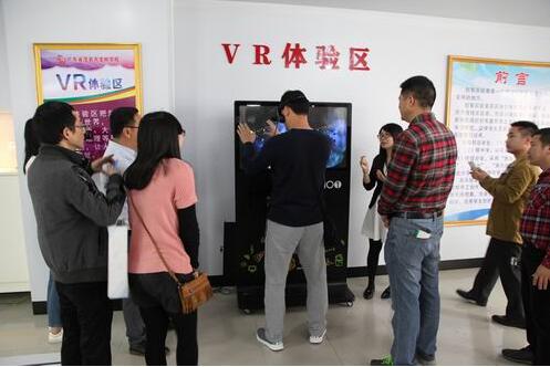 参观茂名市龙岭学区创客工作室学校初中新街口 参观茂名市龙岭学区创客工作室学校初中新街口